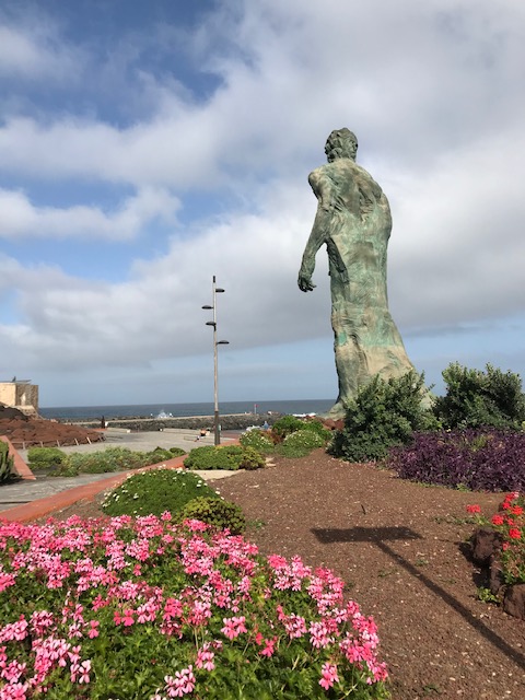 Ein Denkmal gleich neben dem gleichnamigen Konzerthaus erinnert an den berühmten Tenor Alfredo Kraus.