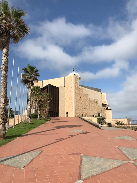 Von außen erinnert das Auditorium eher an eine Festung, innen begeistert der Klang Opern- wie Schlagerfans.