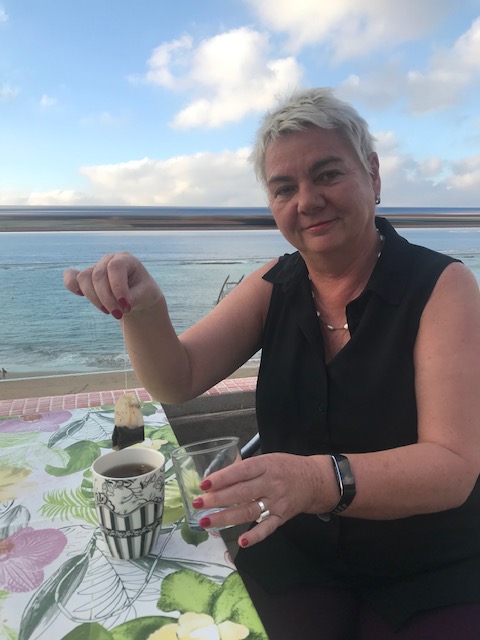 2018 hatten wir im 4. Stock eine Eckwohnung mit ziemlich großem Balkon. Im Hintergrund ist das Riff zu sehen.